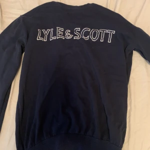 Lyle&Scott - Lyle&Scott tröja använd cirka 4 gånger, storlek S-M. Kan mötas upp annars står köparen för frakten. Pris kan diskuteras