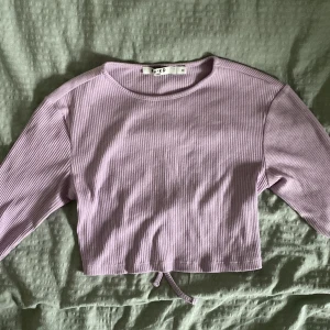 Nakd topp - En lila topp från nakd. Croppad med öppen rygg. 