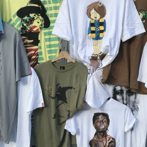 T-shirtar  - T-shirts säljes, kom med förslag på plats eller marknad jag kan komma till där det är mycket folk. Priset för tröjorna är ca 50-80:-/st Olika storlekar, men varje tröja finns oftast bara i en storlek. 