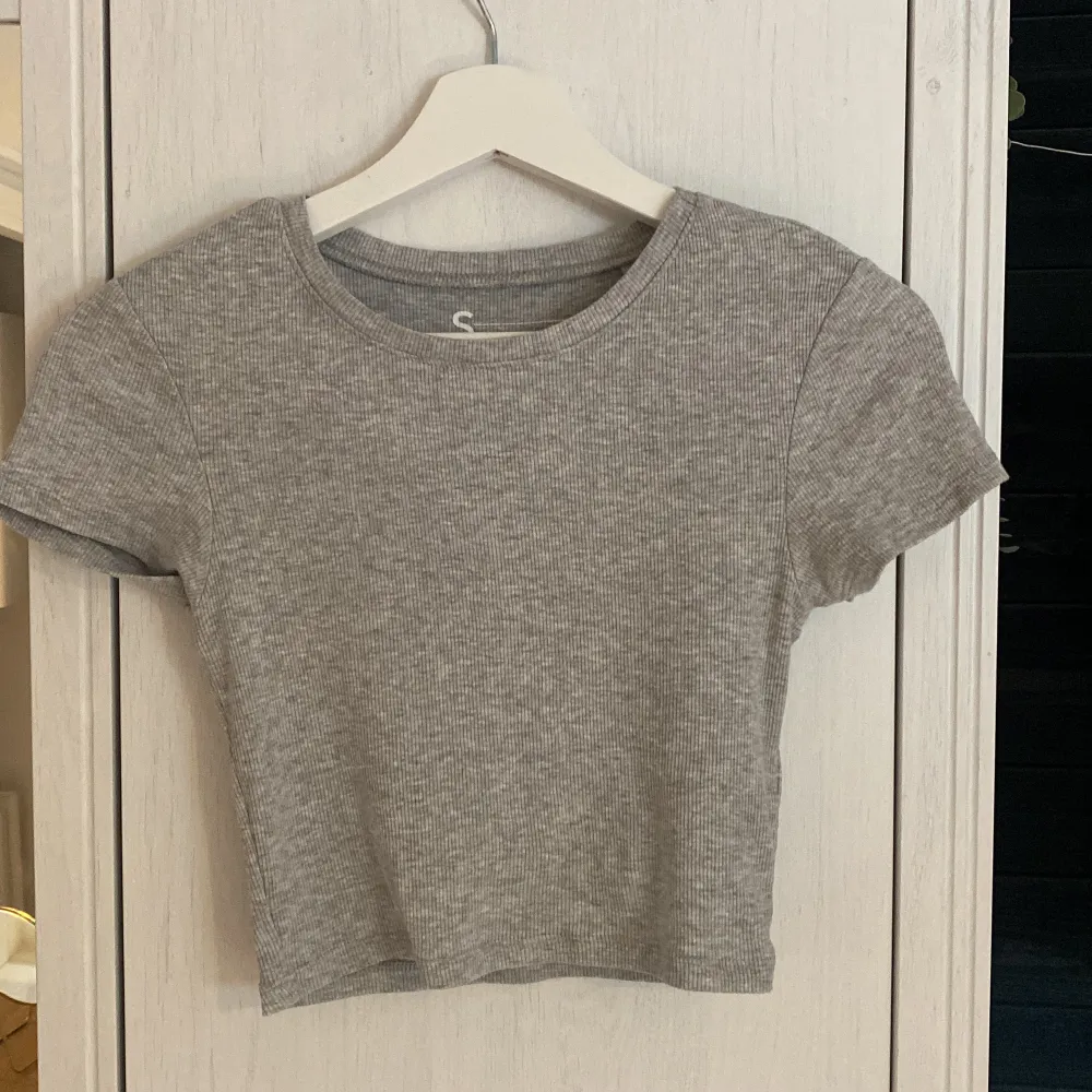 Fin ribbad grå T-Shirt strl S. Jättefint skick💕💕. T-shirts.