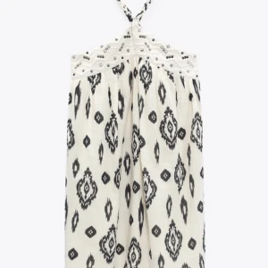 zara klänning  - hej❤️jag säljer denna känning som är köpt på zara för 429kr, den är ändats använd en gång då jag inte gillar hur den sitter på mig. Säljer den för 300 då den är slut i lager också❤️