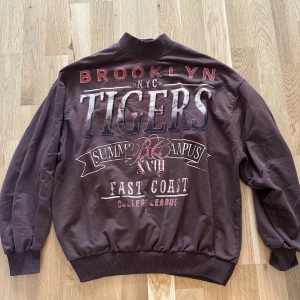 Sweatshirt  - Tunnare sweatshirt säljes. Var min favorit under gymnasietiden men kommer inte lika mycket till användning längre. Inköpt från Chiquelle.