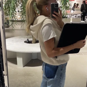 Beige väst med luva - Tycker om den men kommer inte till användning! Nyskick!