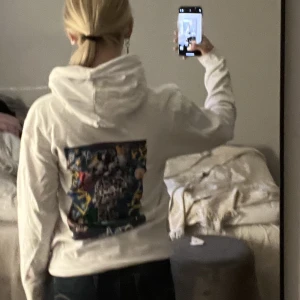 Cool elephant hoodie - Säljer denna cool elephant hoodien som ALDRIG har använts!