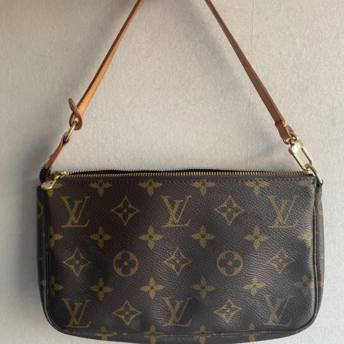 LOUIS VUITTON POCHETTE VÄSKA  - 90