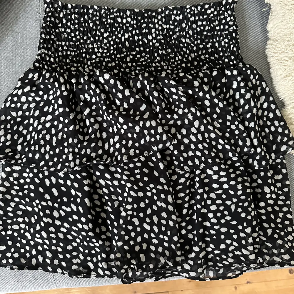 Prickig kjol i stretchigt material, köpt förra sommaren från chelsea men i superfint skick🖤passar allt från strl 34-38 då den är såpass stretchig🖤. Kjolar.