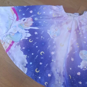 Kawaii kjol - S/M - kjolen hqr ett hack i sömnaden i mitten men det är inget som påverkar hur man bär plagget