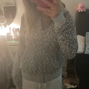 Leopard kofta - Säljer en jättefin kofta💕men den kommer tyvärr inte till använding. Bra skick, storlek S men sitter bra på mig som har xs/s