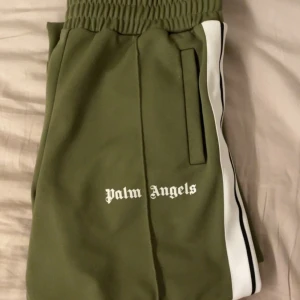 Palm Angels Byxor - Tja! Säljer nu mina palm angels byxor. Skick 9/10.  Kvitto finns. Skriv för fler bilder. /Felix