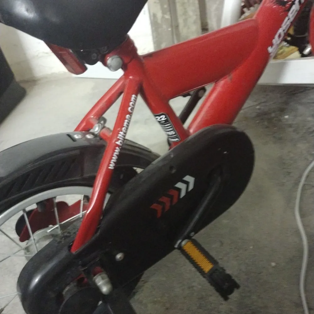 Röd fin cykel med hjälp hjul . Övrigt.