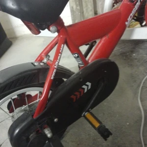 Barn cykel  - Röd fin cykel med hjälp hjul 