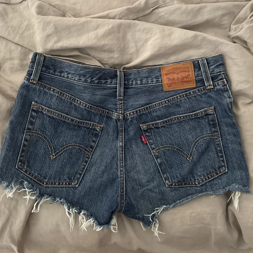 Säljer dessa Levis jeans då dom ej kommer till användning passar S och M. Shorts.