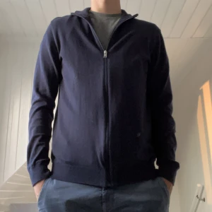 Full zip cardigan - Snygg och perfekt tröja för hösten! Full zip tröja ifrån Selected Homme. Tröjan är i nyskick eftersom att den är använd väldigt sällan. Tröjan är i storlek medium men jag skulle säga att den passar L. Den kostar 600kr i nypris och mitt pris är 400kr.
