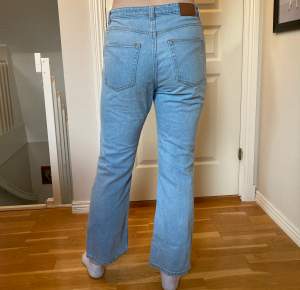 Ljusblå jeans från Monki i stl 27. Högmidjade mått 37x2 cm. Innerlängd ben 69cm.