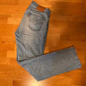 Ett par riktigt schyssta Levi’s 501. Klassisk färg och passform. Jeansen är i väldigt bra skick samt utan skador