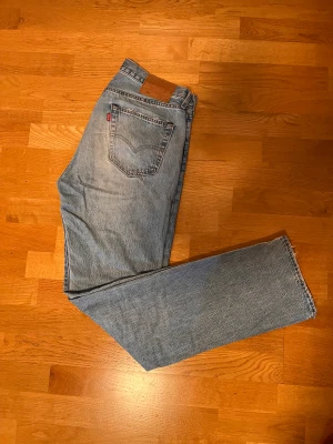 Levi’s 501 Ljusblåa Jeans - Ett par riktigt schyssta Levi’s 501. Klassisk färg och passform. Jeansen är i väldigt bra skick samt utan skador
