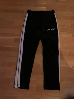 Palm angeles byxoe - Säljer mina palm angeles byxor eftersom att dem inte kommer till mycket användning,  Mvh