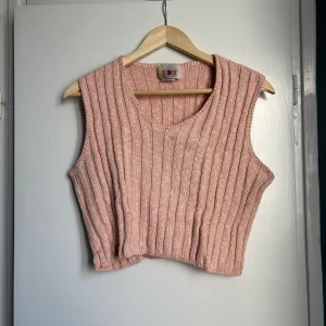 Söt stickad väst  - Fin rosa väst som är snygg att ha över en skjorta eller bara som den är ⭐️