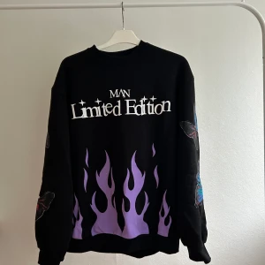 Sweatshirt från Boohooman - Svart sweatshirt från Boohooman med tryck. Ärmarna har fjärilar på sig. 