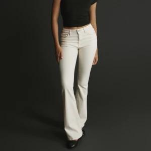 Bootcut jeans - Säljer mina beiga midwaist bootcut jeans ifrån zara då jag tyvärr växt ur dem. Älskar de här byxorna så mycket, dem är så sjukt fina. Jeansen är i väldigt bra skick då de endast är använda cirka 5 gånger. I storlek 40