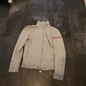 Moncler zip kofta Strl: s Cond: 9/10 Pris: 2399kr  