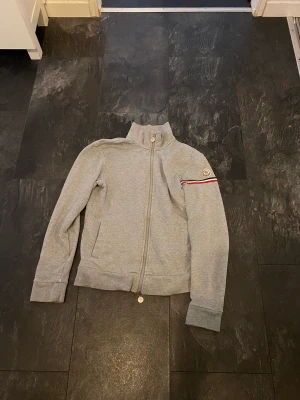 Moncler  - Moncler zip kofta Strl: s Cond: 9/10 Pris: 2399kr  