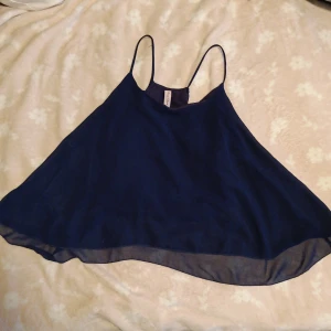Crop top - A blur crop top in size M. I'm selling it because I never wear it anymore. It's a tight shirt but it has the look of a flowy one. It's dark blue.