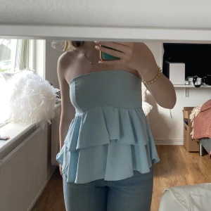 Ljusblå topp - Bandeau/korsett topp från zara, str M men sytt in den lite så den passar S/M.  skriv dm för fler bilder eller frågor💞