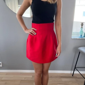 Partykjol - Originell kjol med hög midja i kraftigt tyg med lyster, samt sydda veck fram och bak för att markera midjan. Det är en 36 men skulle säga lite liten i strl, mer som 34. Kjolen är uppsydd ca 3 gm, vilket man lätt kan ta ner om man vill ha den lite längre.