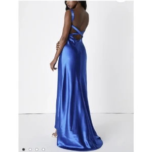 Balklänning - Säljer min jättefina balklänning💙 endast använd en kväll och är i superbra skick 😍 köpt från lulus (australiensk sida) så betalade mycket i frakt och tull! Slut på hemsidan!