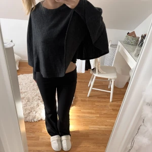 Cool tröja - Jätte cool poncho tröja ifrån zara men köpte för ett tag sen av en tjej hör på Plick, jag har aldrig använt den då jag inte känner att den passar mig❣️ tvättas innan den skickas