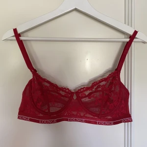 Lounge underwear - Säljer denna jättesnygga bh:n ifrån Lounge underwear då den blivit för liten för mig. Strl: 80B! Köparen står för fraktkostnad🤍
