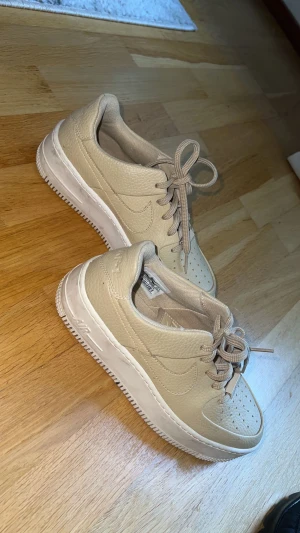 Nike skor  - Hejsan jag säljer min Nike skor dom är i väldigt fint skick använda ett fåtal gånger bara annars har dom bara stått i garderoben 