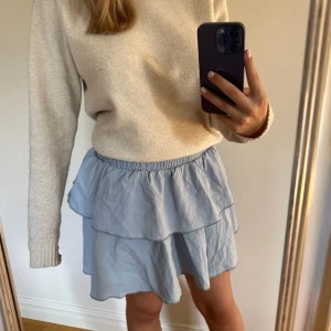 Blå kjol💘 - 💥 Rensar garderoben💥 Säljer denna blåa kjol ifrån Shein! Nypris: 90 kr⭐ Denna fina volang kjol är basic men fin till allt!🎀 På lappen står det "Petite S" men jag skulle säga att den sitter exakt som en vanlig small🥰 Använd 4 gånger så den är i toppskick😻 