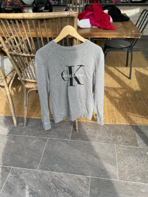 Calvin Kline tröja - Calvin cline tröja Storlek S Djur och Rökfritt hem Frakt eller mötas på plats Kom med bud annars med Mitt pris 250