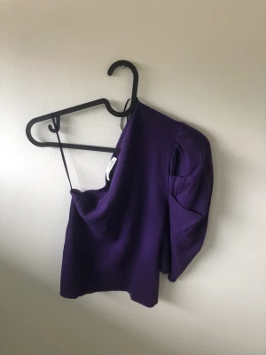 Lila topp - En festlig topp i lika från pull and bear i storlek M. Näst intill oanvänd alltså bra skick. Pris 40 kr + frakt eller mötas upp i Stockholms området 