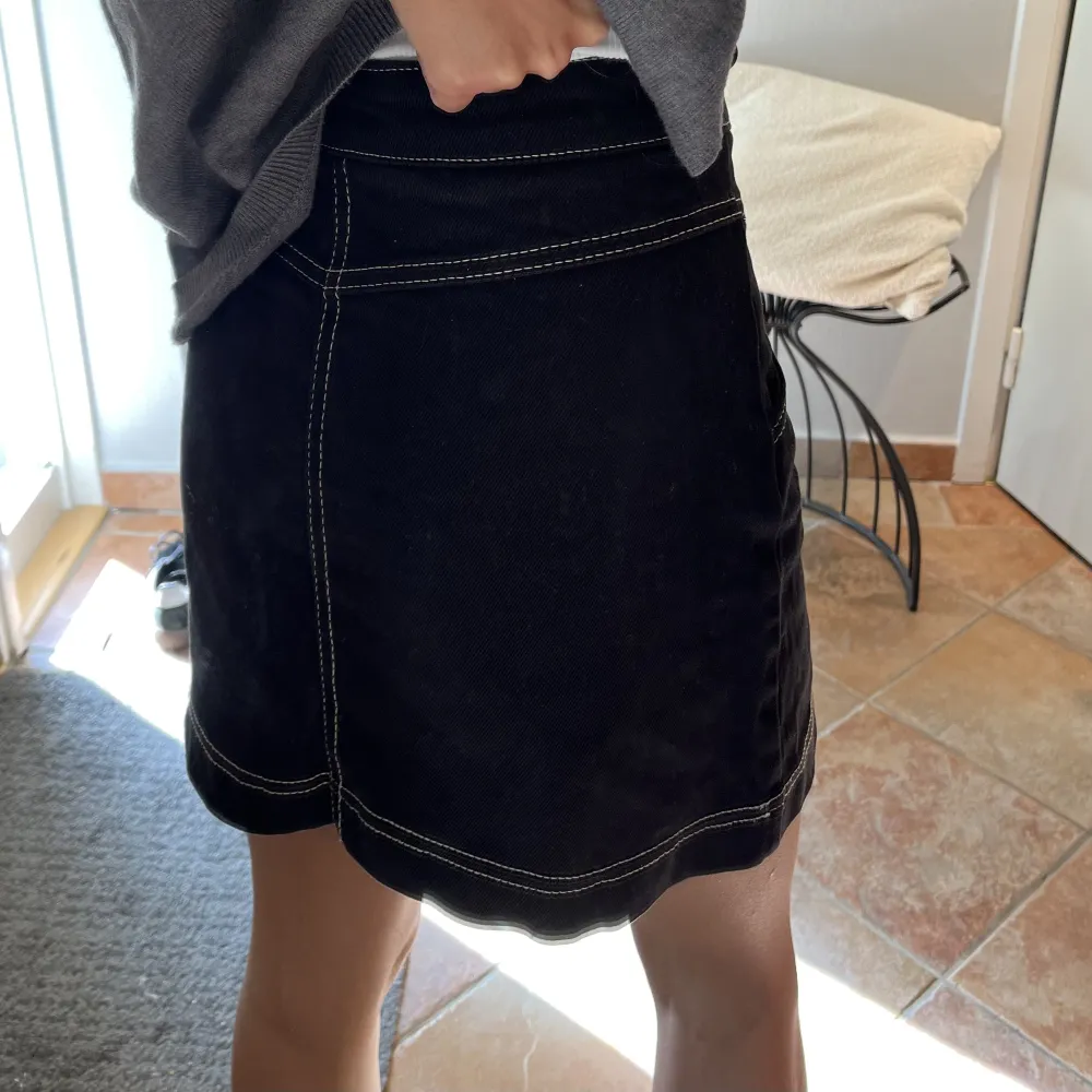 Snygg kjol med assnygg söm från Zara! Används inte och bara använd en gång💕. Kjolar.