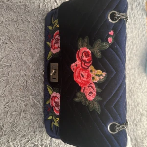 Väska  - Säljer denna väskan för den inte kommer till användning 