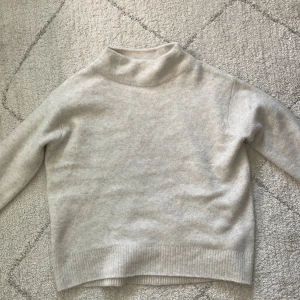 Stickad tröja! - Säljer min supersköna stickade tröja då den ej kommit till användning! Köptes för 400 och har knappt använts.