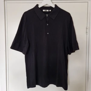 Uniqlo knitted shirt - Svart uniqlo polo tröja, små fläckar men knappt använd!  Bara att fråga om mått eller fler bilder. Skicka gärna offers!