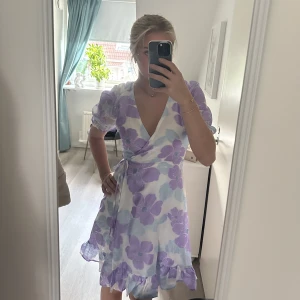 Klämming - drömmig klänning från yas! den är för fin för att användas så sällan, endast använd en gång 💜