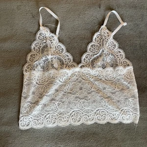 Linne - Gulligt hel-spets linne i gott skick. Kolla in min sida, jag säljer just nu flera andra söta linnen🤍 Skriv privat om ni har frågor☺️