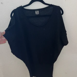 Fin svart glitter tröja  - Fin tröja storlek 38/40. Inga fel 