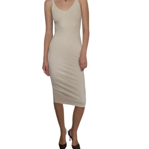 Zara klänning  - Super fin klänning från Zara med slit där bak⭐️