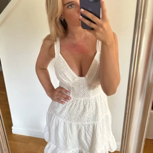 Sommarklänning💘 - 💥Rensar garderoben💥  Jag säljer min jättefina sommarklänning från Stradivarius! Nypris: 400 kr⭐  Den är endast använd 1 gång vilket gör att skicket är på topp😇 Köpt är köpt. Pallar inte med returer😬