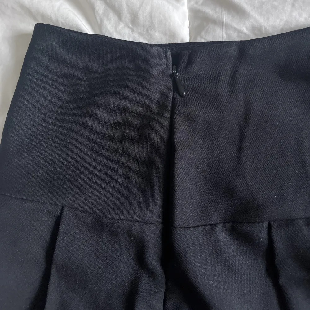En mini kjol från H&M med dragkedja på! Säljer då den har blivit för liten för mig😊 Frakt kan diskuteras! :). Kjolar.