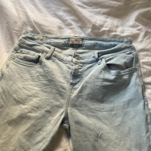 Jeans  - Jeans knappt använda, köpta på plick. Lite vida med långa ben. För långa för mig men ass fina 