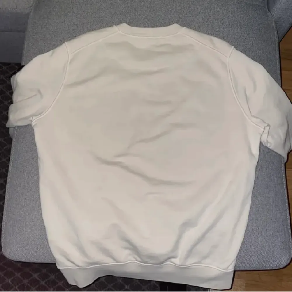 Stone island sweatshirt beige, skick 9/10 ny pris runt 3000kr mitt pris 1400kr. Hoodies.