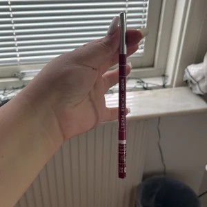 Läppena  - Fin färg och håller länge på läpparna.