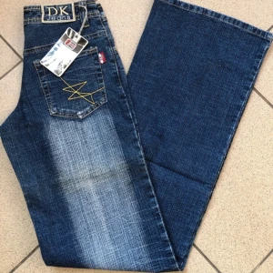 Helt nya Lågmidjade jeans!  - Midja 34cm Höfter 42cm Längd 107cm